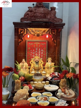 Bàn thờ Thần Tài tựa vào ghế sofa và hướng ra cửa chính được không ?